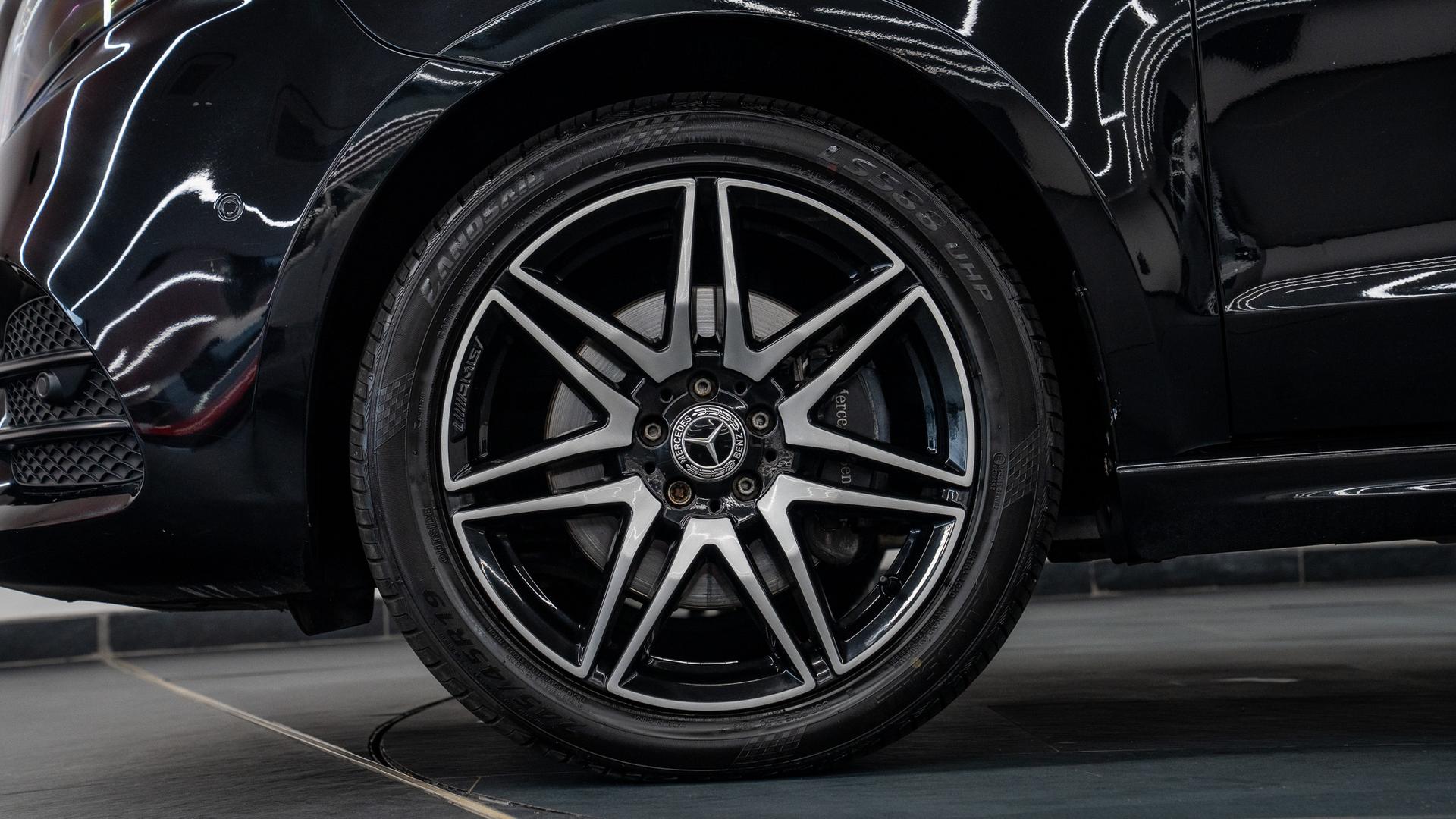 Mercedes-Benz V300 AMG Line Photo 000bff14-b677-4c6e-a43d-55c89e4dde66.jpg
