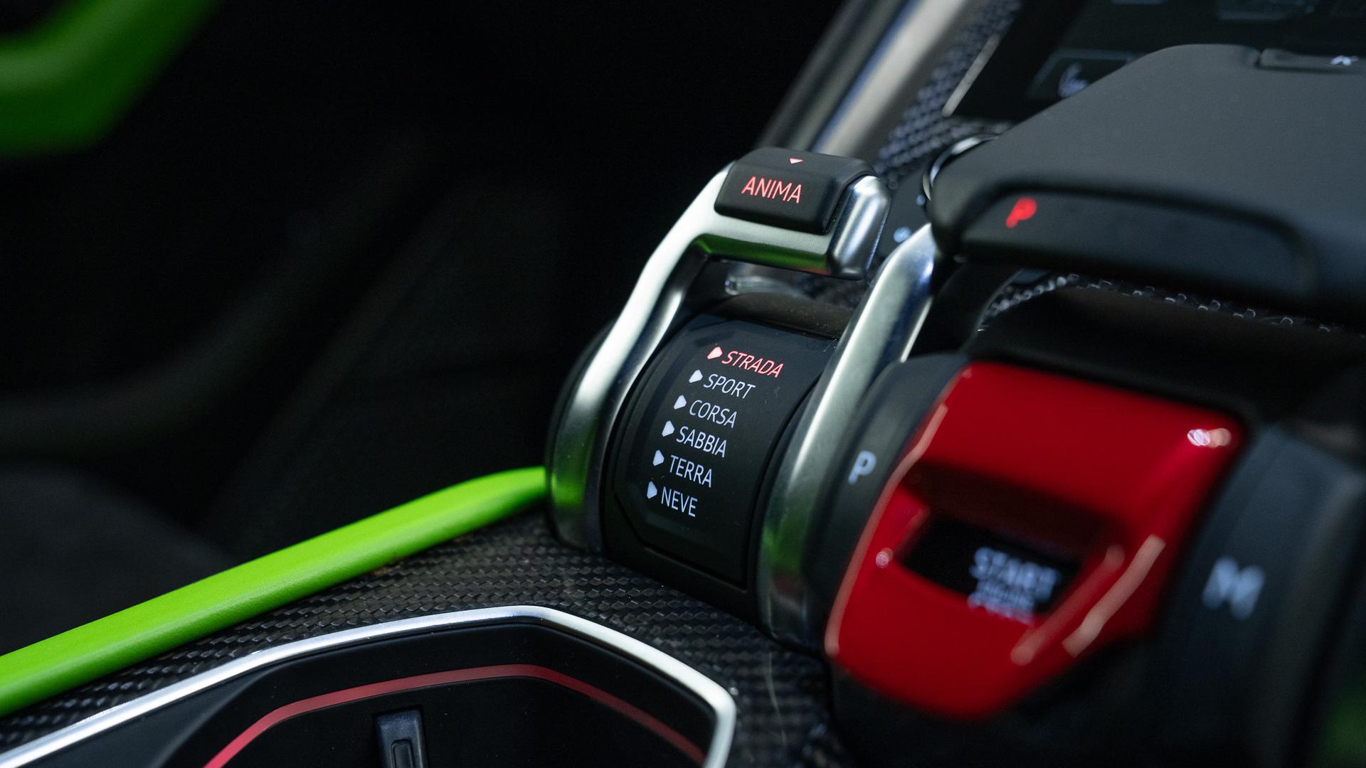LAMBORGHINI Urus Photo 004a4382-fe1a-48b0-bbf9-25d14c92754d.jpg