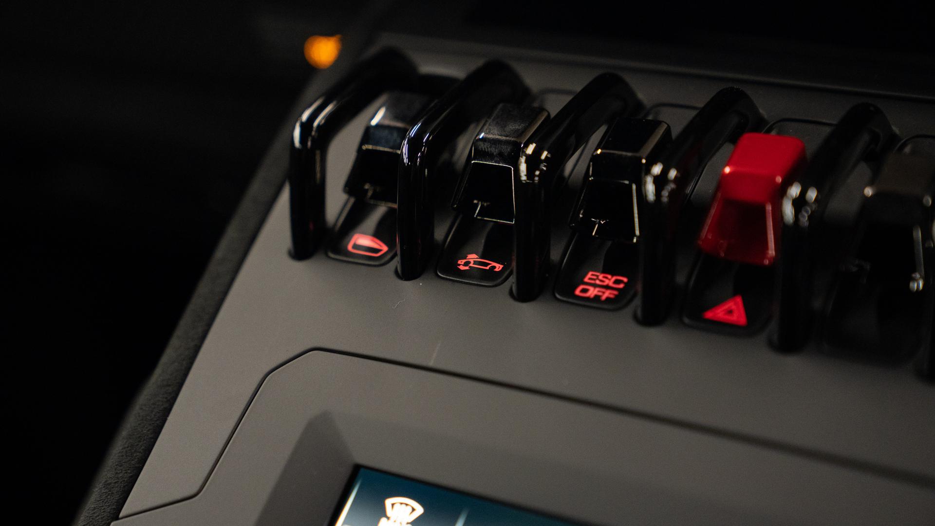 LAMBORGHINI Huracan Photo 0081f3e5-f3f3-4391-b9ad-517770f24ae4.jpg