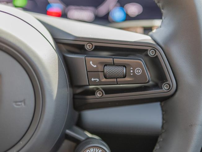 PORSCHE Taycan Photo 15