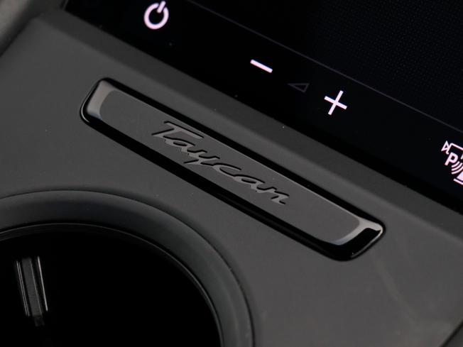 PORSCHE Taycan Photo 23