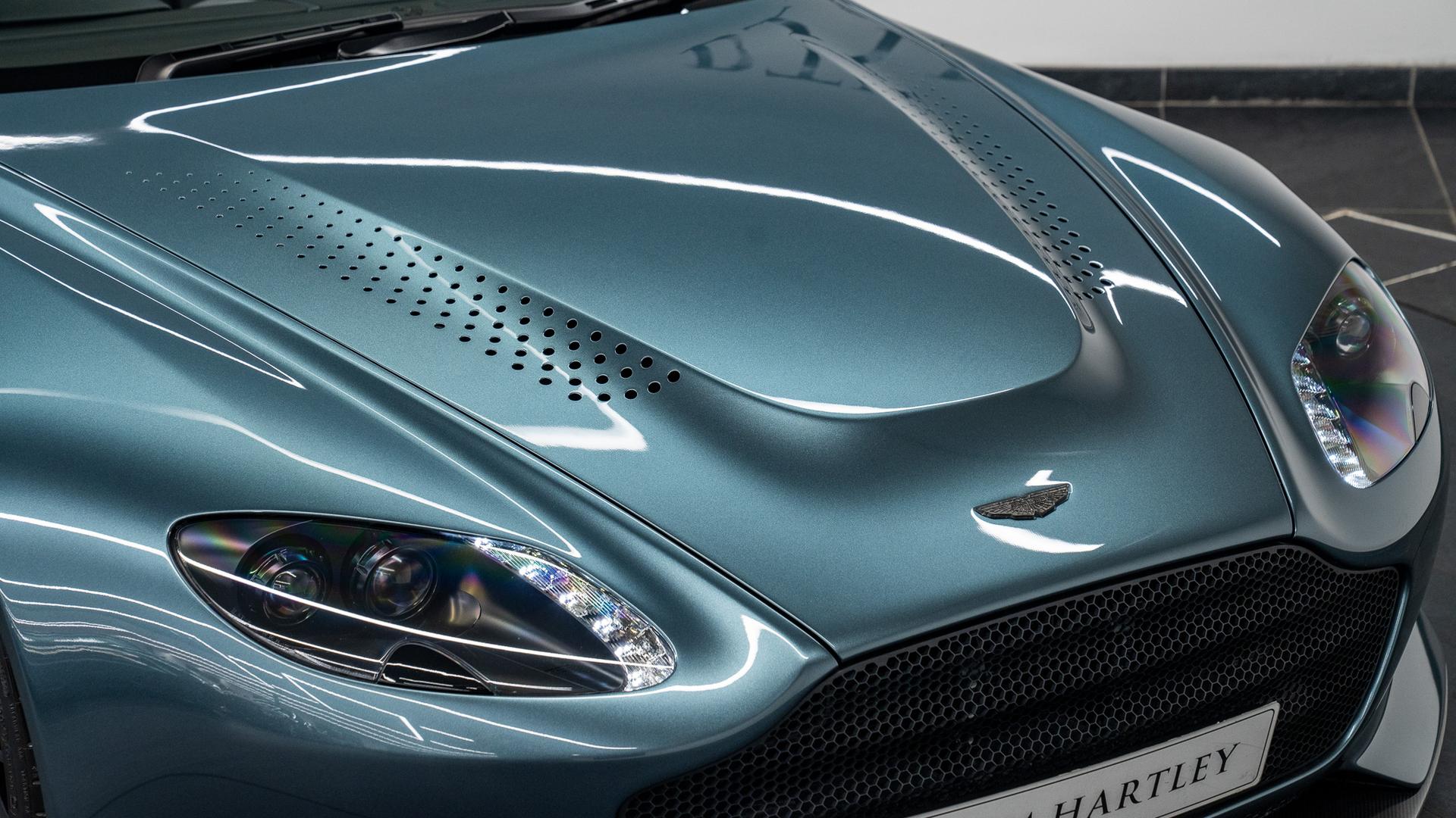 Aston Martin Vantage Photo 00c898cc-28fa-4a62-b73b-e3c8722fd8cb.jpg