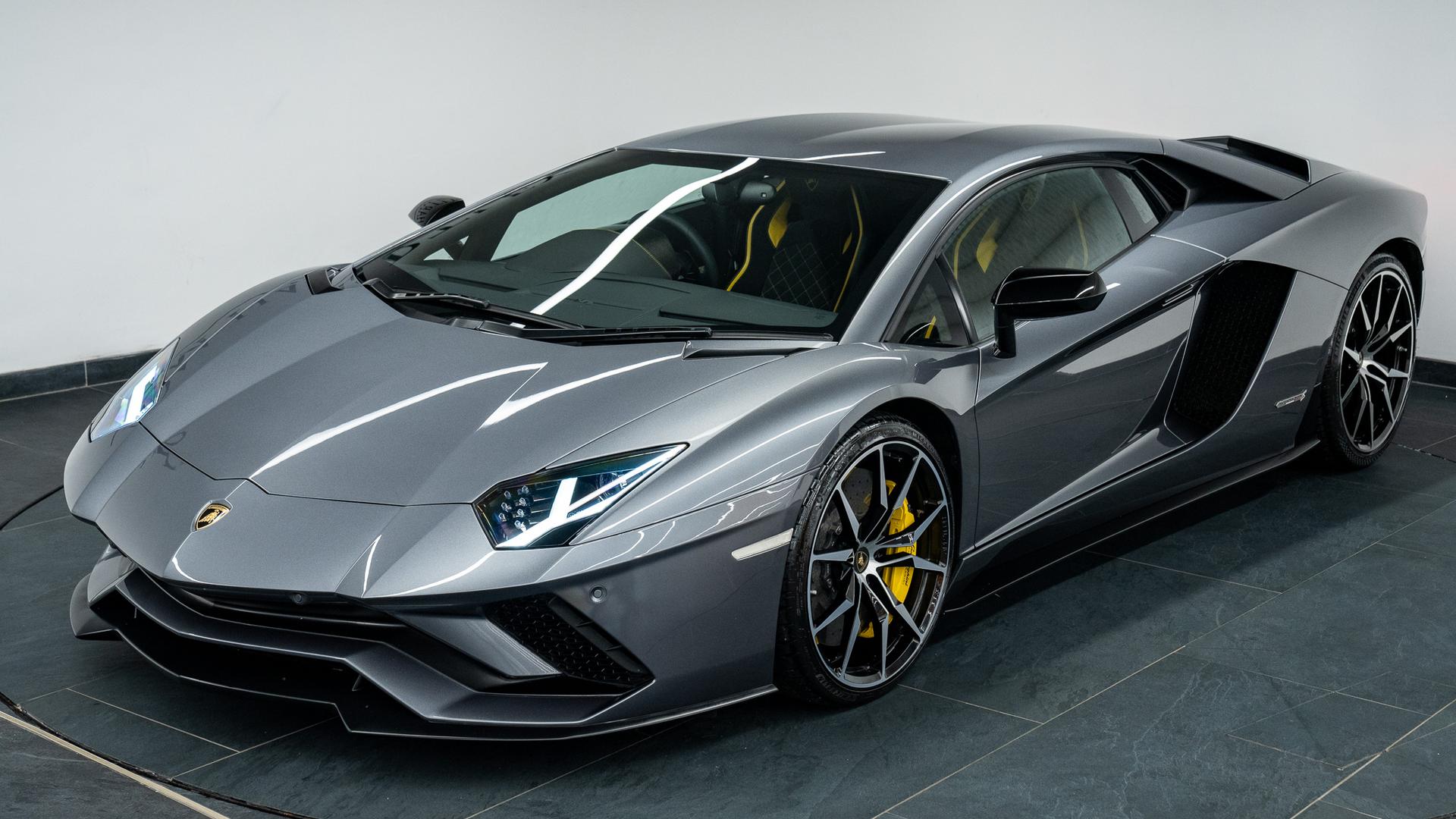 LAMBORGHINI Aventador Photo 00cf5e88-dfcc-494f-8d92-37b94c48a4f3.jpg
