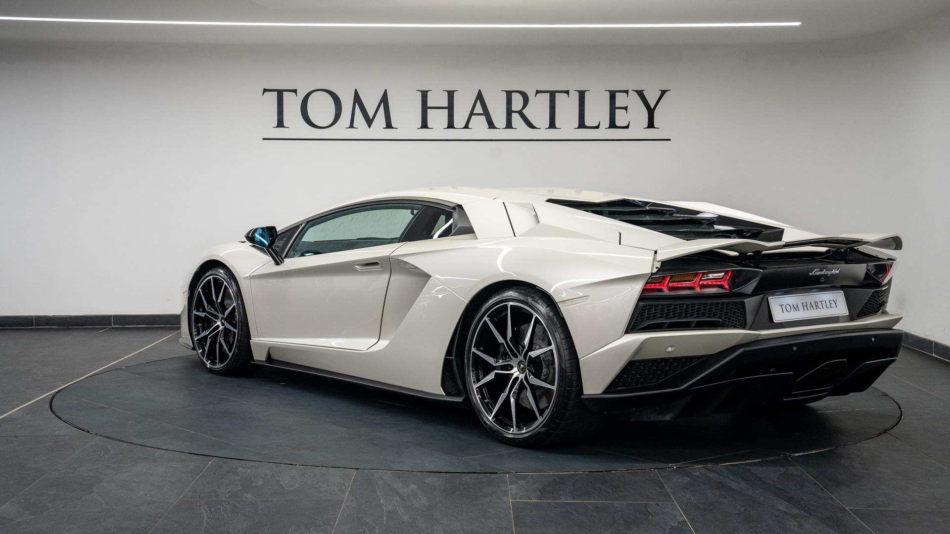 LAMBORGHINI Aventador Photo 00ea8ee1-0bd7-4272-be91-015b6ad40ae6.jpg