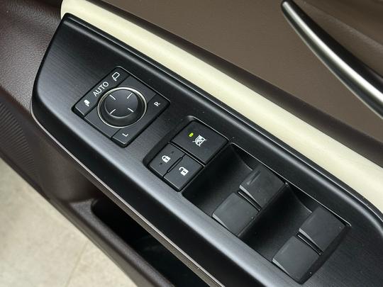 Lexus ES Photo 0101468c-a5a1-483a-8a52-5c576c021014.jpg