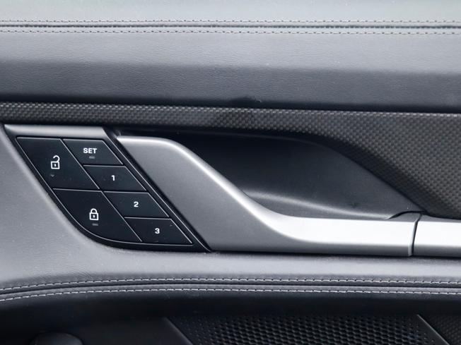 PORSCHE Taycan Photo 32