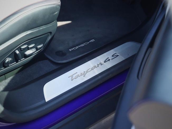 PORSCHE Taycan Photo 21