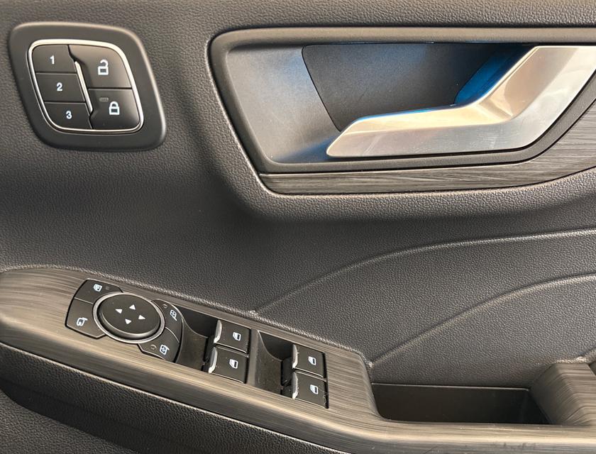 Ford Kuga Photo 019f6fd5-0499-4788-b0ed-f4fc1bc5b19b.jpg