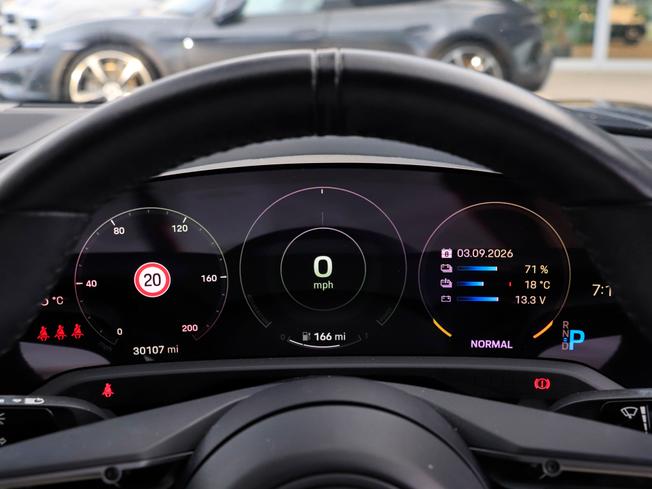 Porsche TAYCAN Photo 24