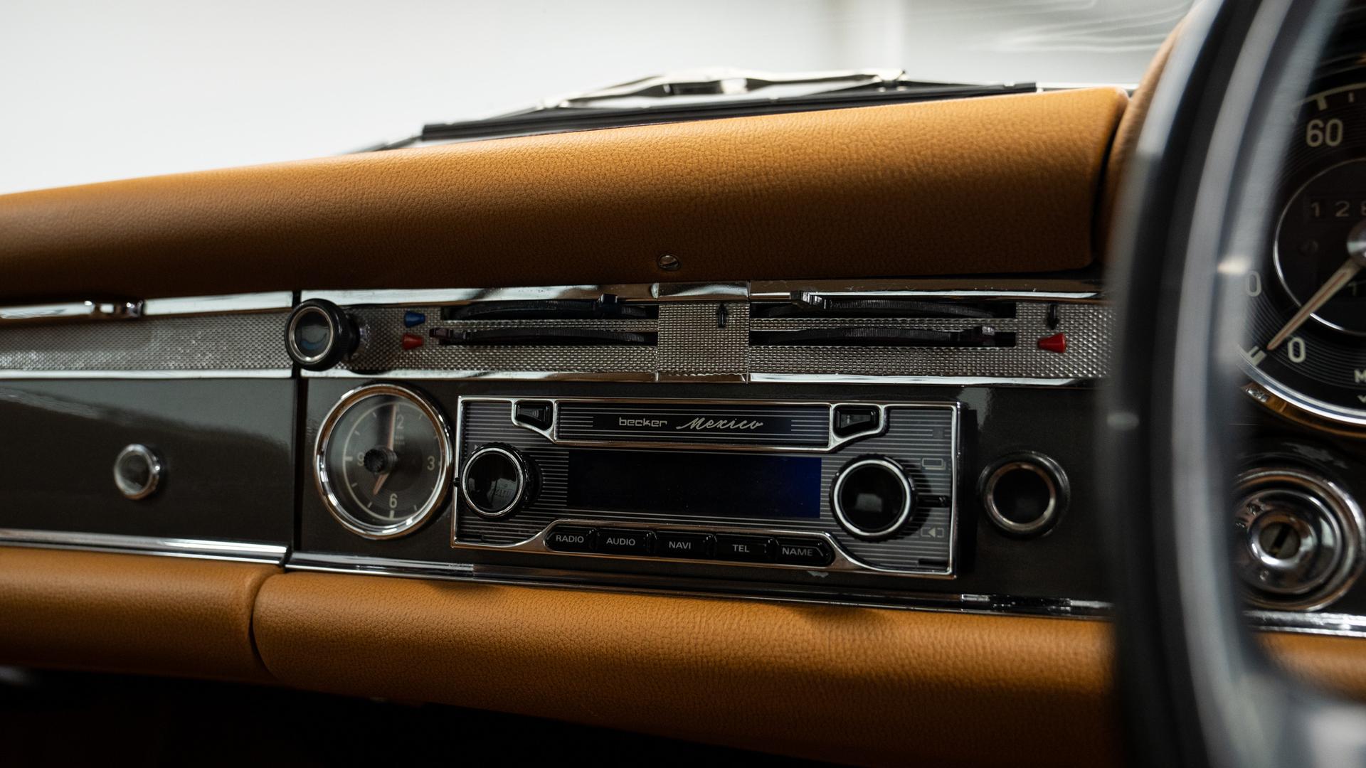 Mercedes-Benz 280 SL Photo 028a64a1-d834-4924-88ef-b449da13ef3f.jpg
