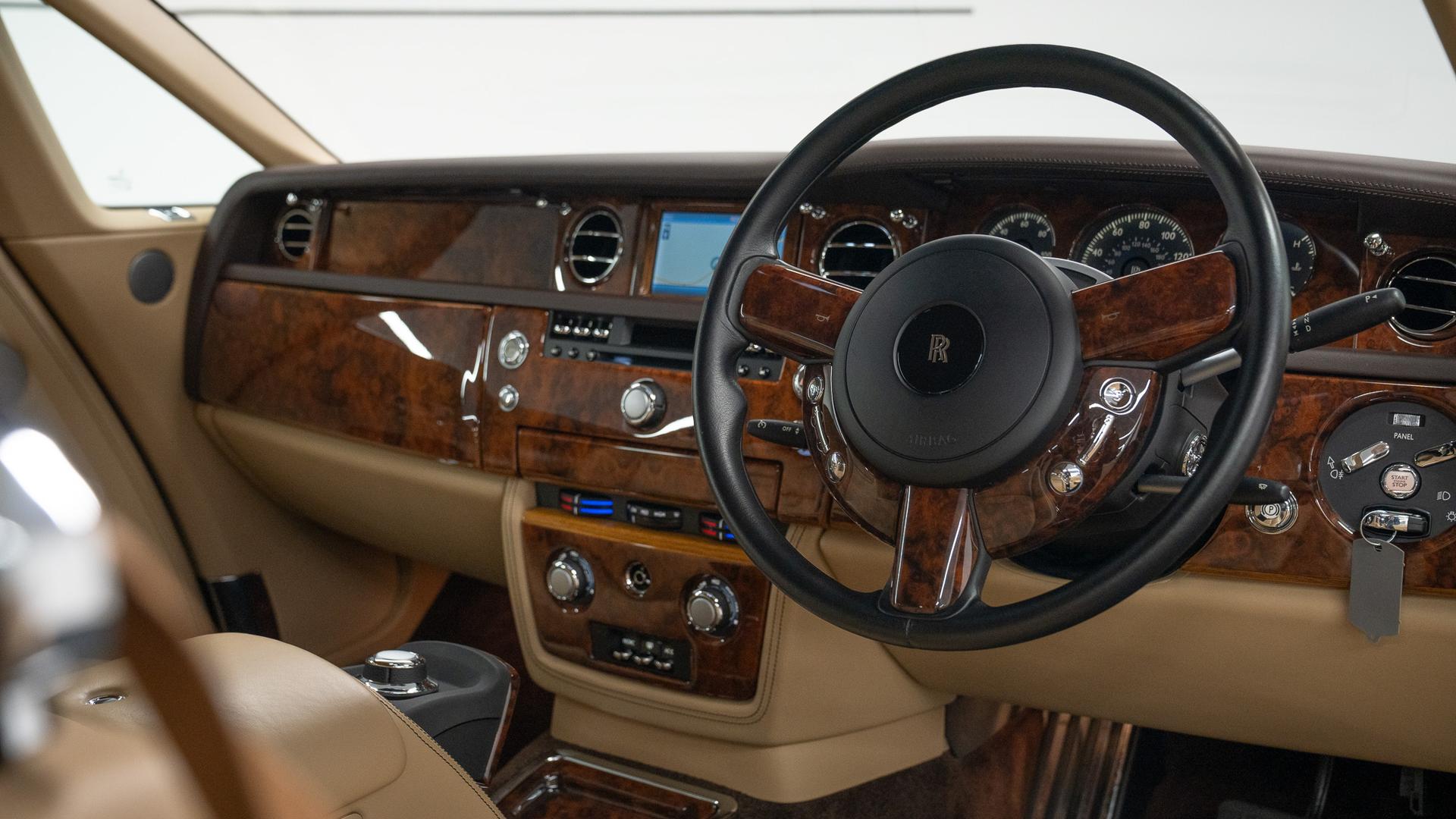 Rolls-Royce Phantom Photo 02a8ab06-97a4-4d6c-8bd1-e4812a05ba8d.jpg