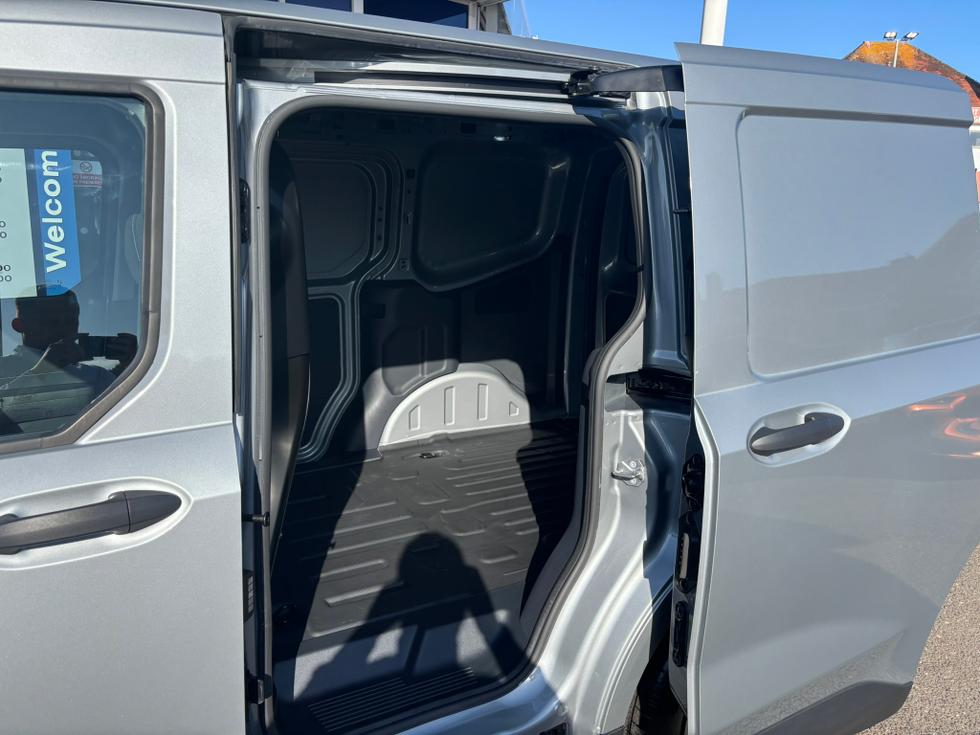 Ford E-Transit Courier Photo 02c00799-c369-460a-899b-0c37b202be7c.JPEG