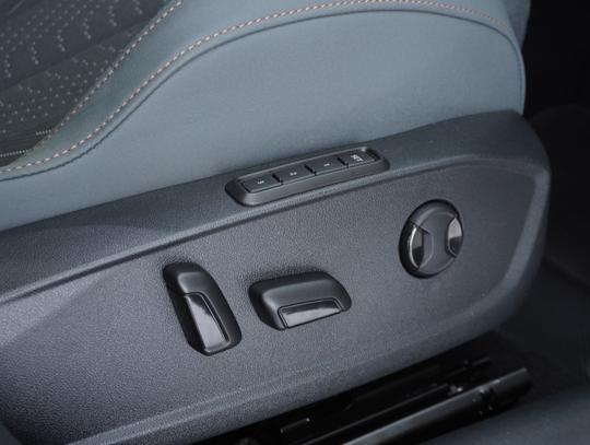 CUPRA Leon Photo 02f67d9b-3ff4-4f17-b617-17b45dbfe52f.jpg