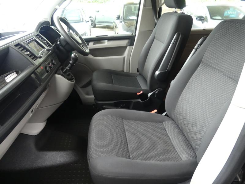 Volkswagen Transporter Shuttle Photo 02faf0f7-eee5-48cc-9035-3c7efc0e154a.jpg