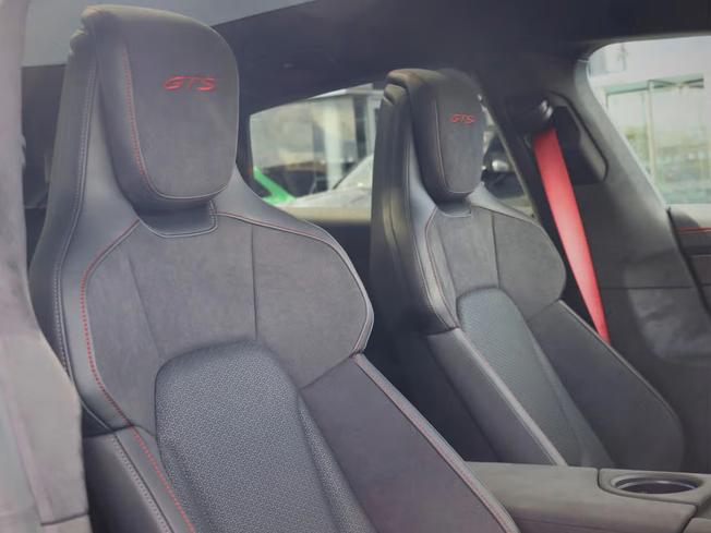 PORSCHE Taycan Photo 12