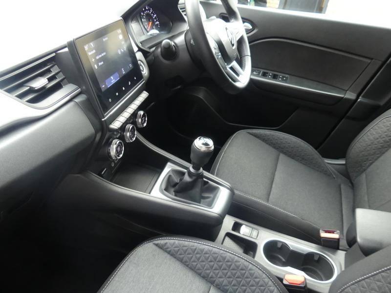Renault Captur Photo 03197979-1428-411a-b343-77d9ff582648.jpg