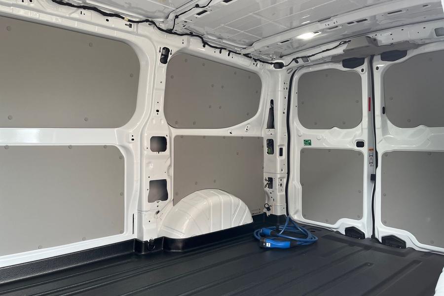 Ford E-TRANSIT CUSTOM Photo 0353342b-e95b-49f7-bf75-66dfe253f303.jpg