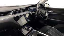 AUDI e-tron Photo 2