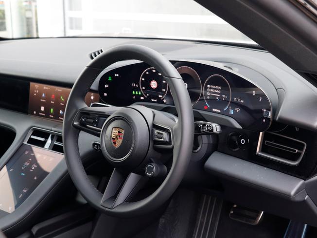 Porsche Taycan Photo 8