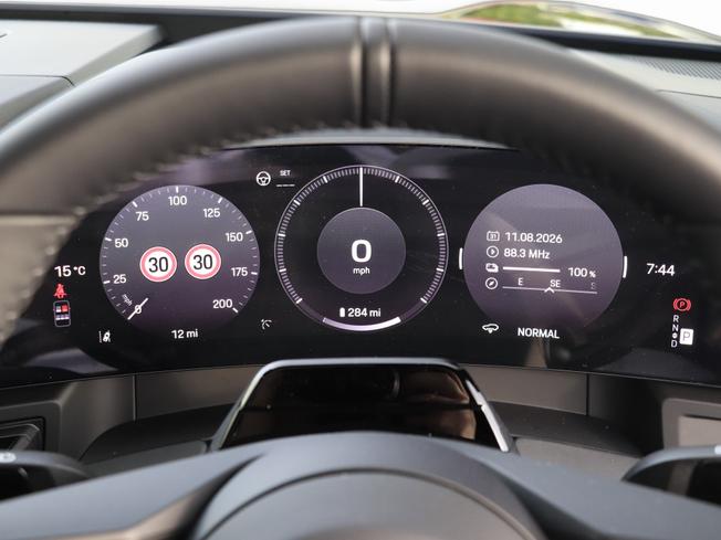 PORSCHE Cayenne Electric Photo 24