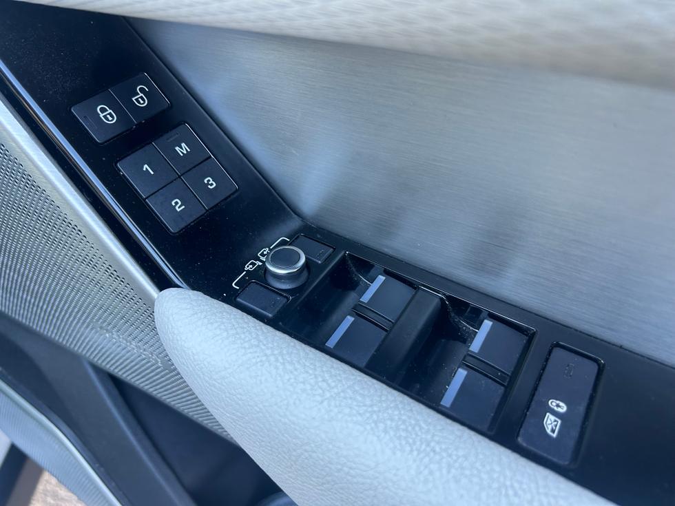 Land Rover Range Rover Velar Photo 04e0ffa8-6da4-49ce-b528-e2c5ff7df004.jpeg
