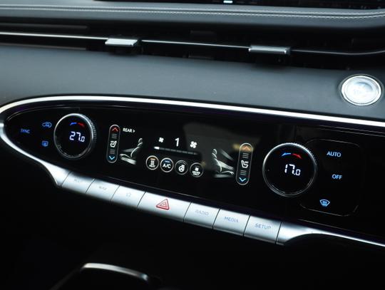 Genesis GV70 Photo 0565c7c8-b820-486b-ae47-6923919a92cc.jpg