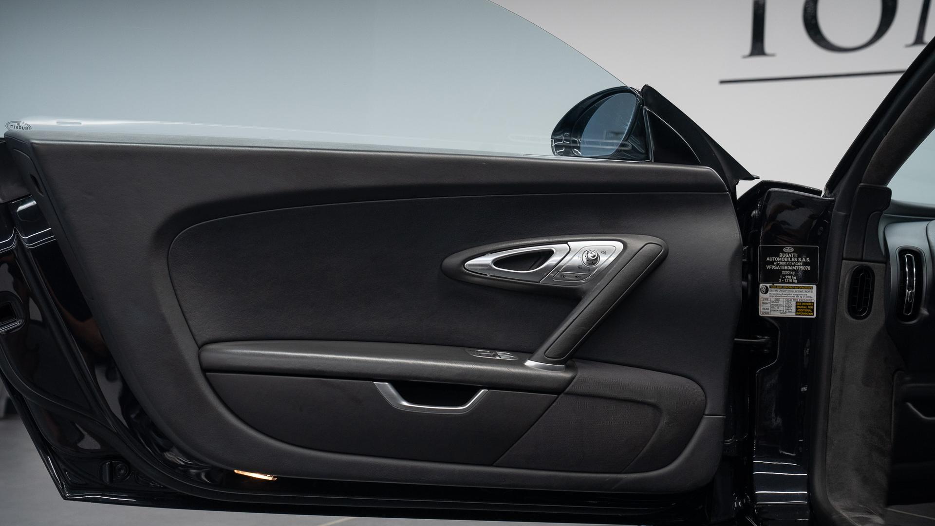 Bugatti Veyron Photo 05665f44-f7b6-4751-b433-ee9eebd24933.jpg