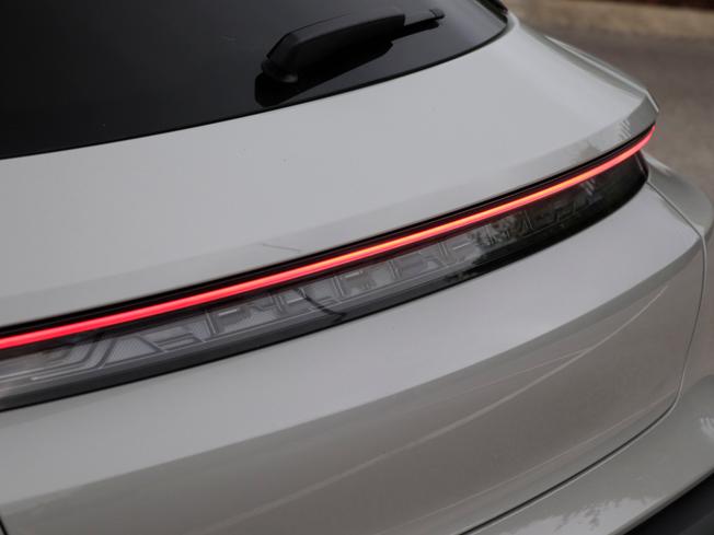 PORSCHE Taycan Photo 14