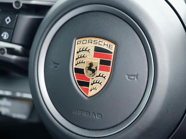 PORSCHE Taycan Photo 22