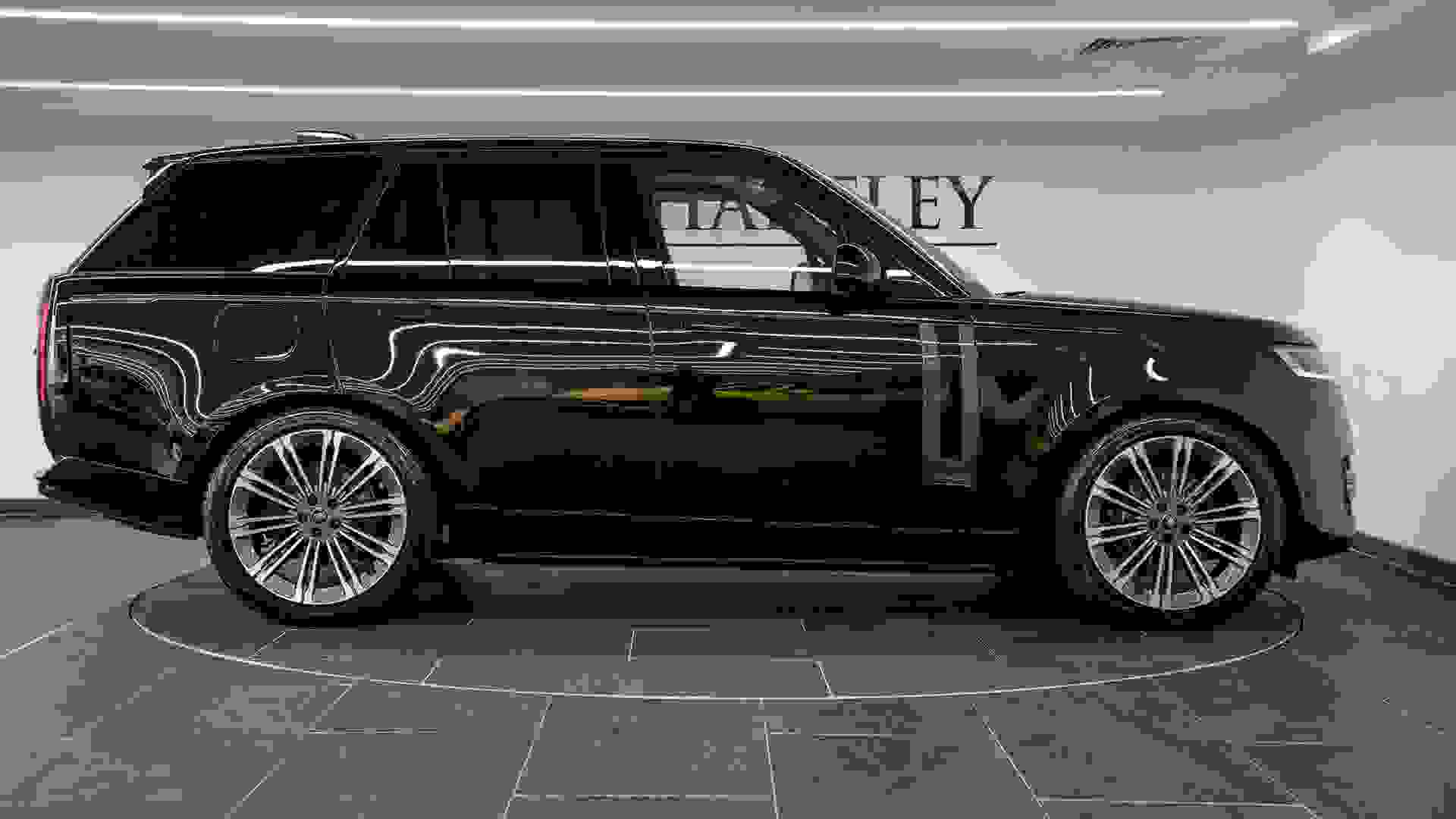 Land Rover Range Rover Photo 062e8181-24b5-4fee-9329-c37a2714b28f.jpg