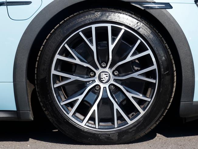 PORSCHE Taycan Photo 18