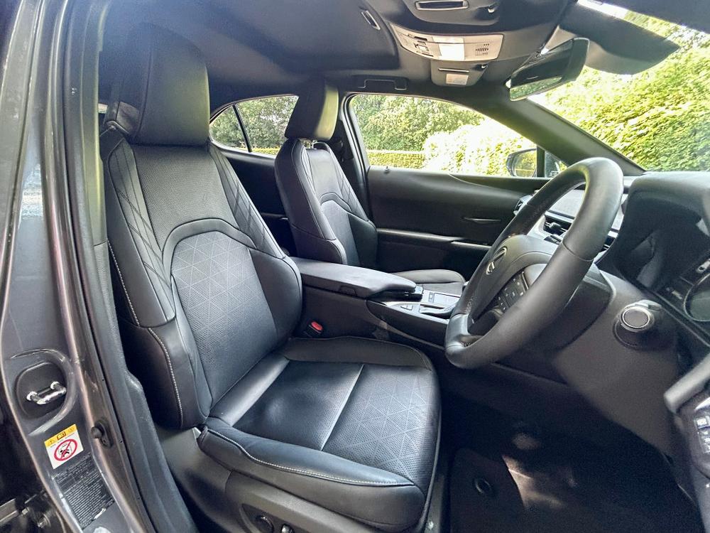 Used Lexus UX L666MBV 32