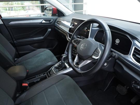 Volkswagen T-Roc Photo 065a09f4-f4dd-40a6-af35-5a5b0d917093.jpg