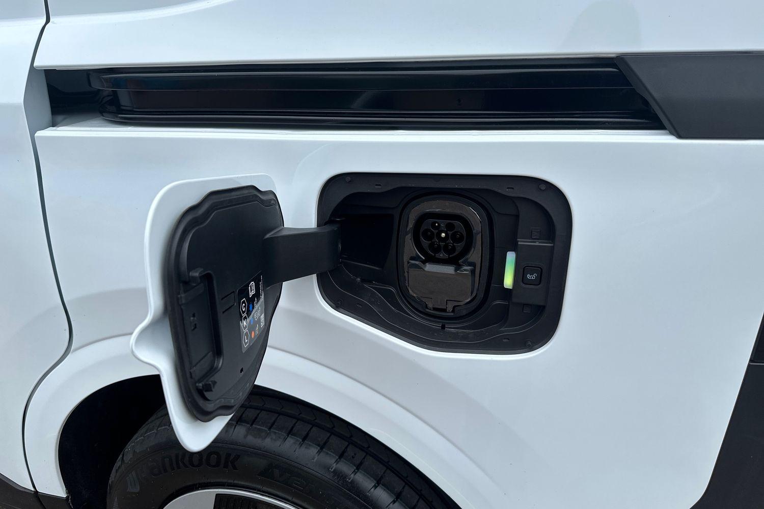 Ford E-TRANSIT COURIER Photo 15
