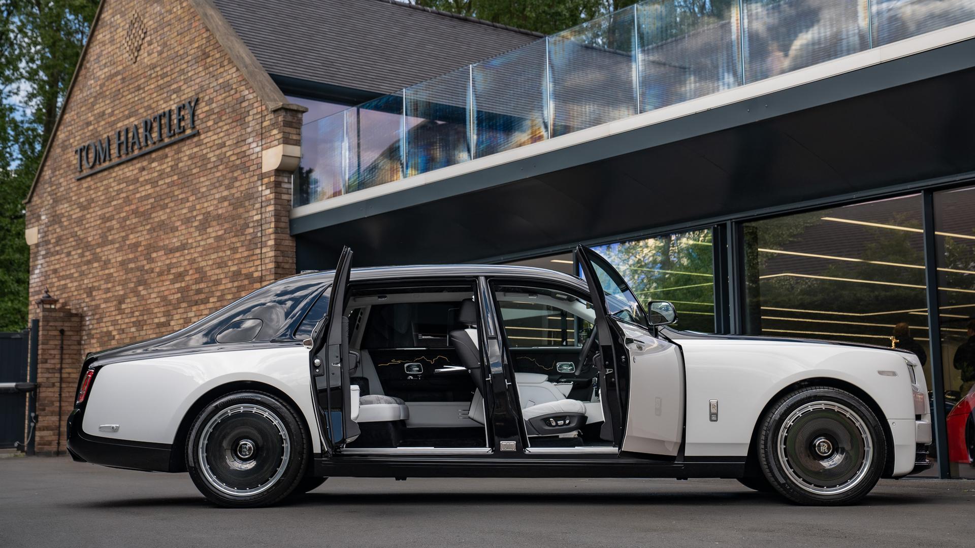 Rolls-Royce Phantom EWB Photo 069c2b8c-3cce-4ffa-a691-62f3ef1b5bad.jpg