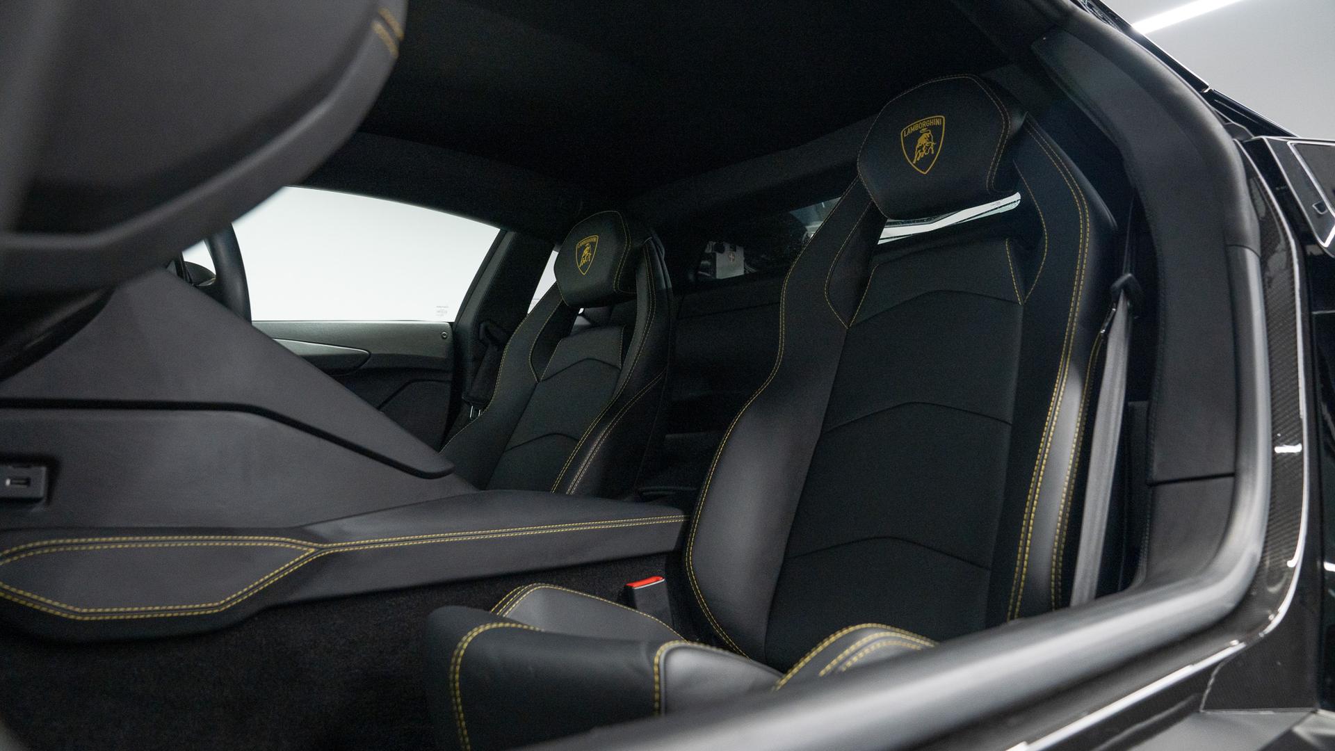 LAMBORGHINI Aventador Photo 06ab0c80-2986-464d-933c-0d8d01ddee7a.jpg