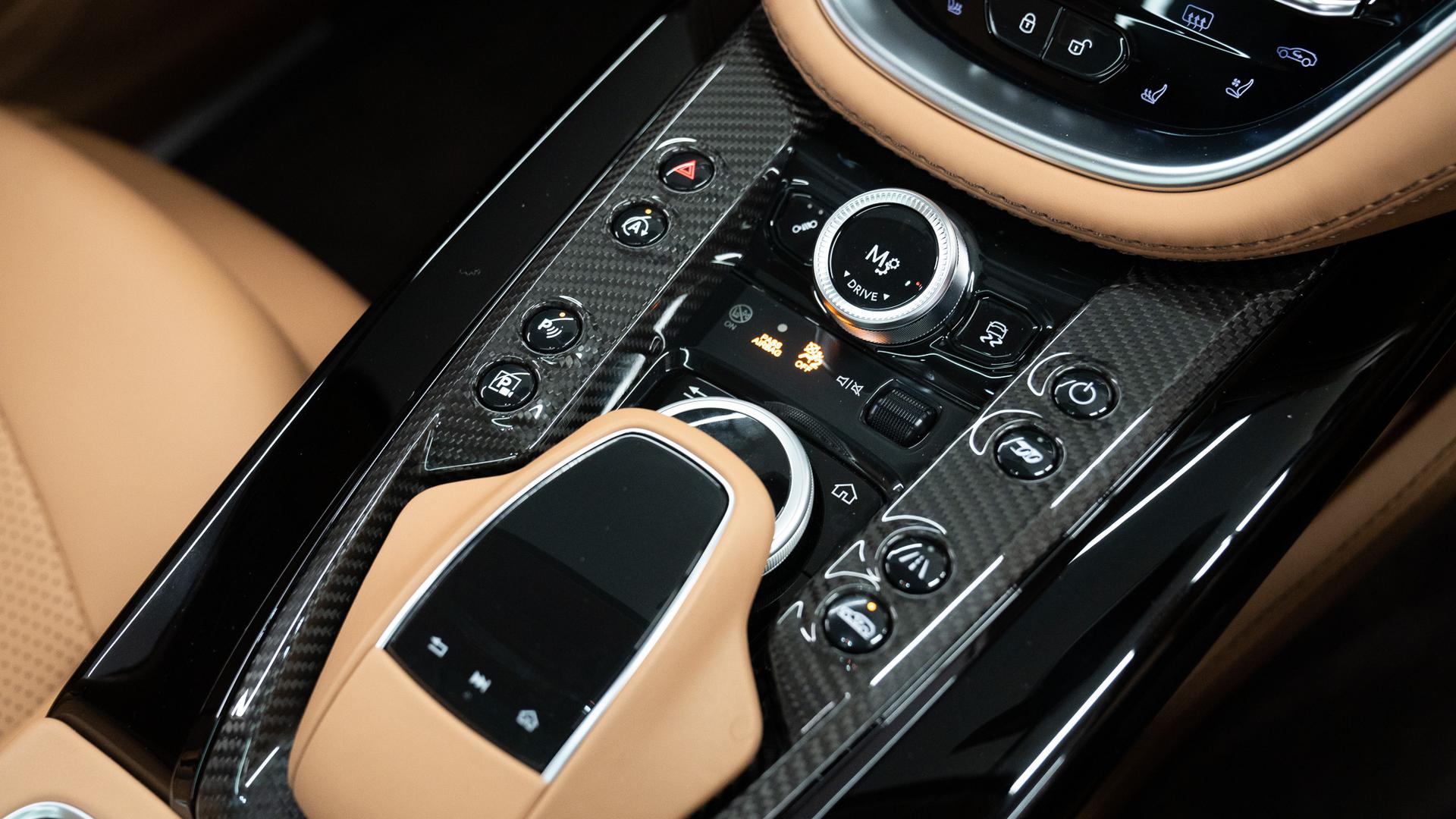 Aston Martin DBX Photo 06e20205-0bf8-40b4-85bc-42311dc2d886.jpg