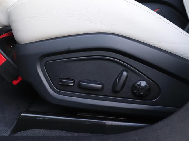 PORSCHE Taycan Photo 16