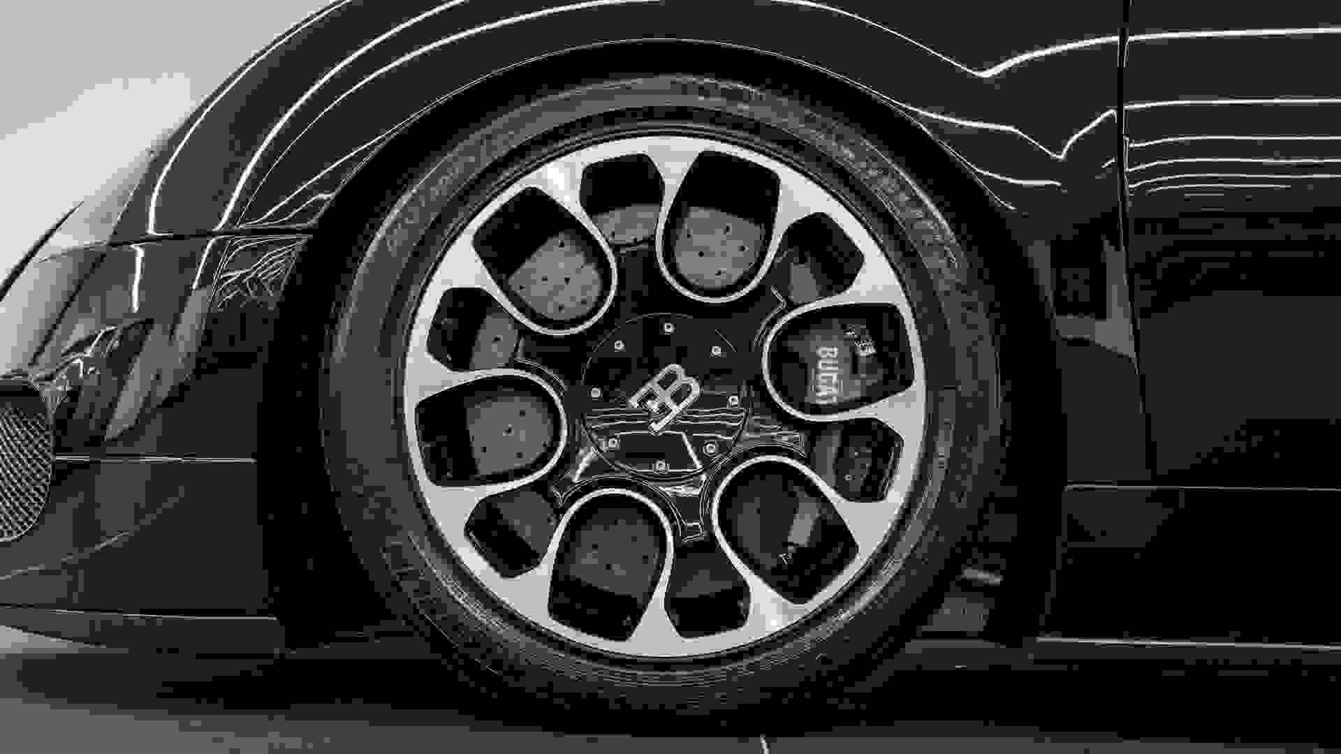 Bugatti Veyron Photo 070cdf56-5dab-4f4b-99a7-956194e8fa37.jpg