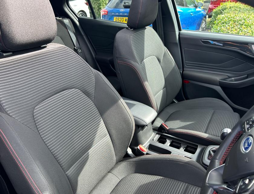 Ford Focus Photo 07133a6c-651f-4be2-a3d0-0119a7e2d5be.jpg