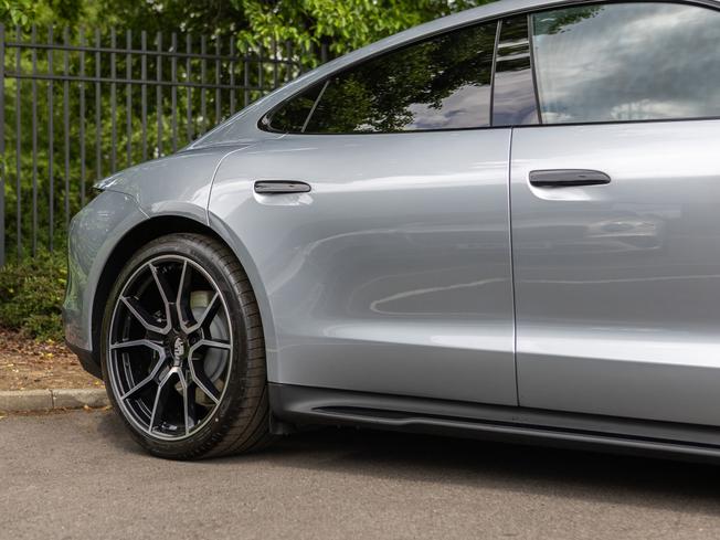 PORSCHE Taycan Photo 34