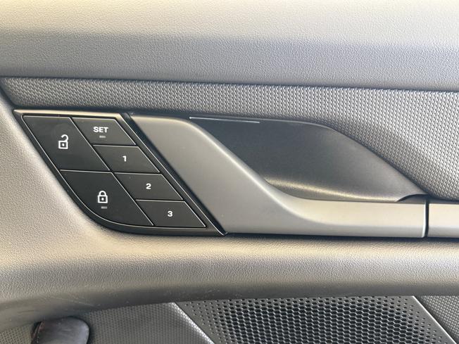 PORSCHE Taycan Photo 35