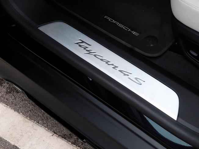 PORSCHE Taycan Photo 8