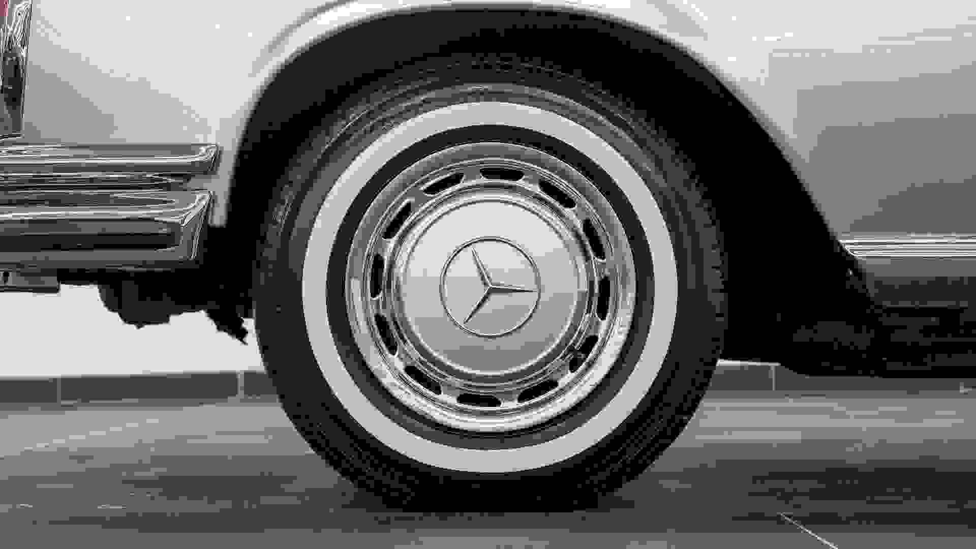 Mercedes-Benz 280SE Photo 08327133-8fed-417c-9224-75956de1091d.jpg