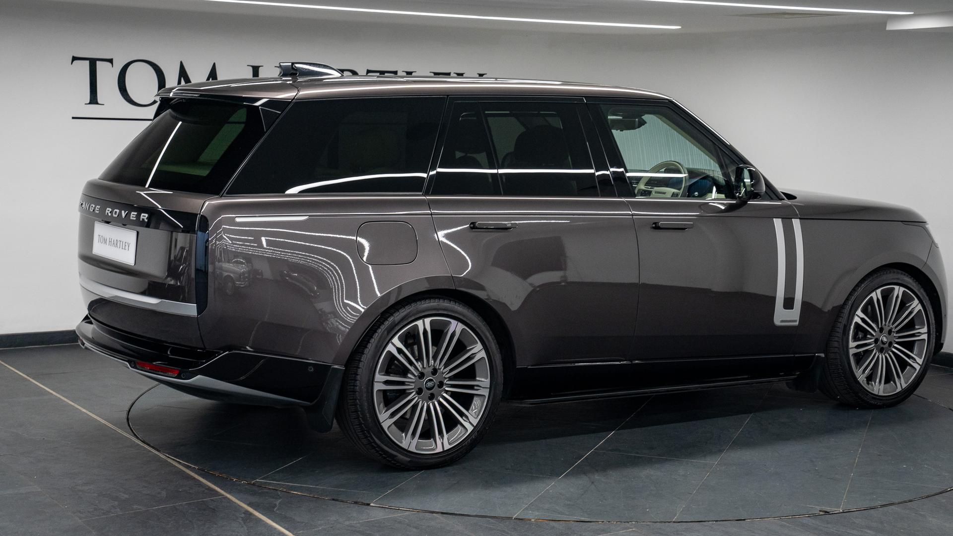 Land Rover Range Rover Photo 085475f9-bf5d-4fab-aaf1-4ce7d86a156b.jpg
