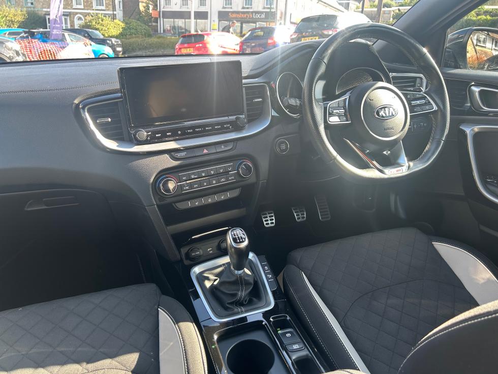 Kia ProCeed Photo 087f4d42-8e93-4c8a-8497-1c0b228558c5.jpeg
