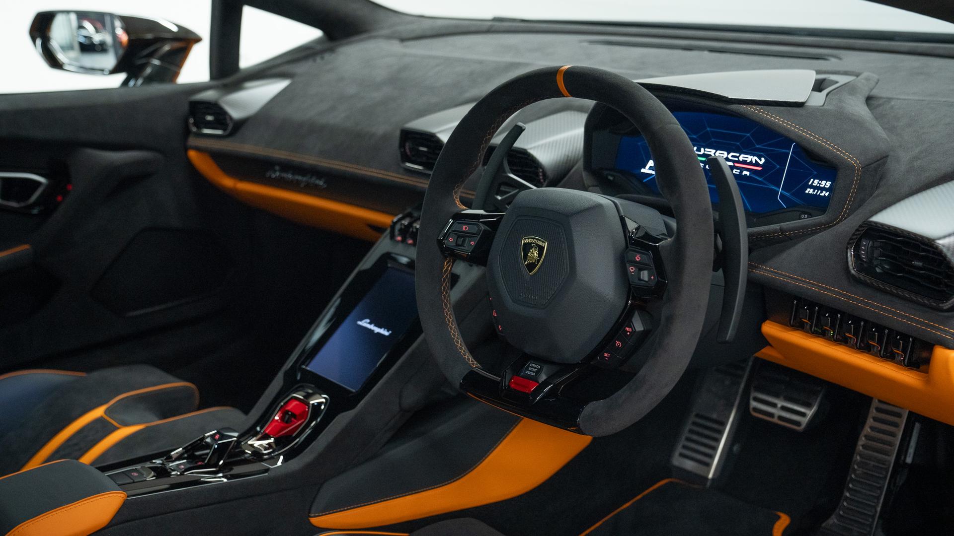 LAMBORGHINI Huracan Photo 08814acc-4a13-4a22-ae2d-d3ba4483257a.jpg
