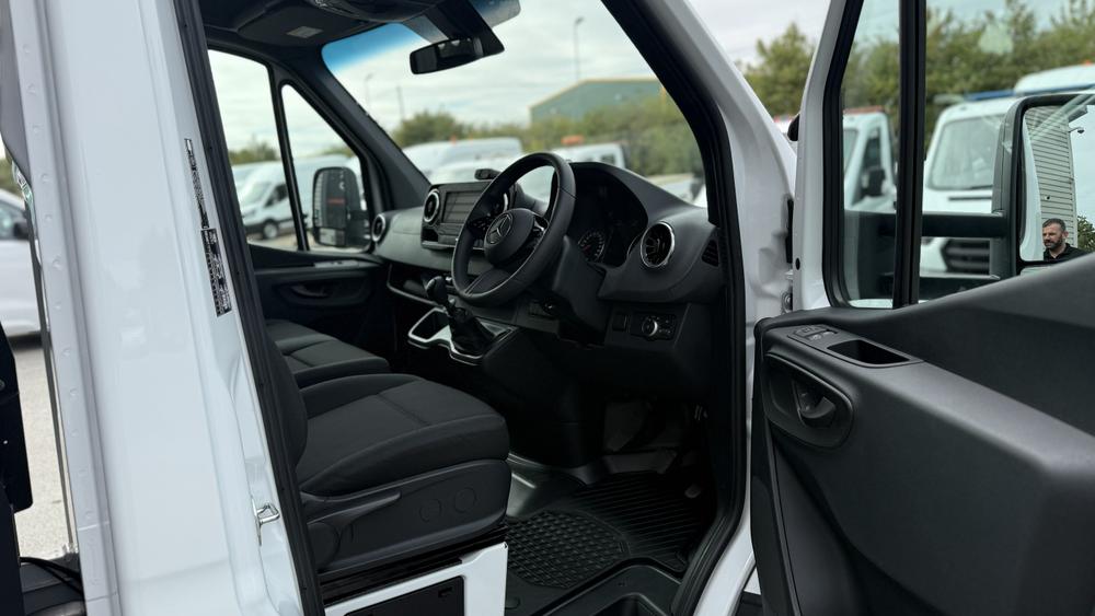 Mercedes-Benz Sprinter Photo 088d5528-c78b-401c-a1ce-1c522a995bf2.jpg