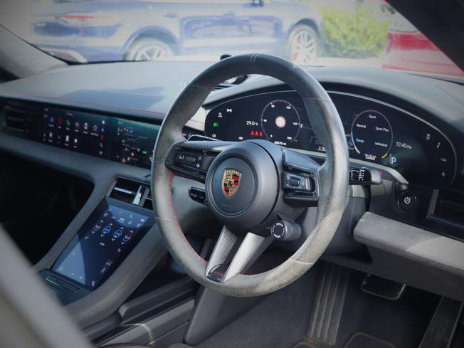PORSCHE Taycan Photo 19