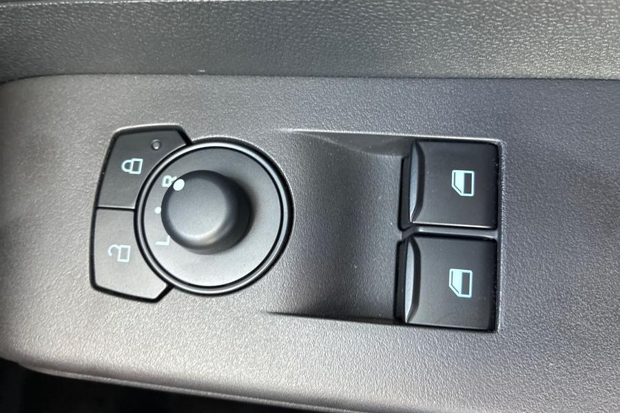 Ford TRANSIT COURIER Photo 08e8ea93-88da-4998-bc47-874579536668.jpg